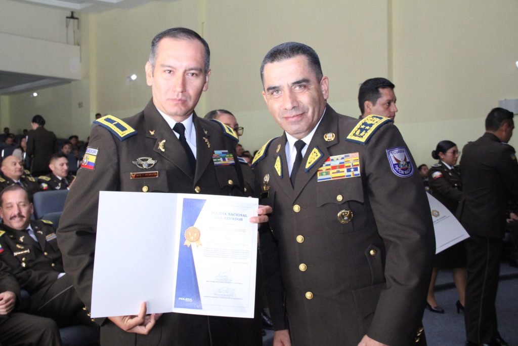 Mayr. Encarnación Torres Fabricio recibiendo el reconocimiento por parte del señor comandante general de la Policía Nacional