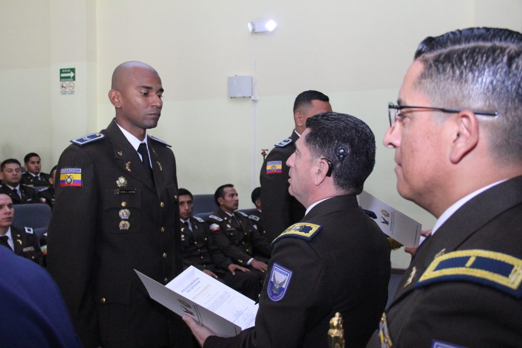 Cbop. Lastra Castro Henrry recibiendo el reconocimiento por parte del señor subcomandante general de la Policía Nacional